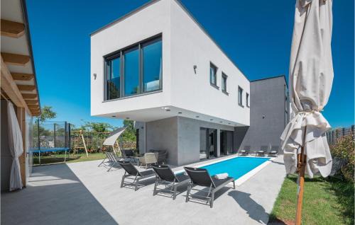 Medulin House | Beautiful Home In Medulin With Jacuzzi