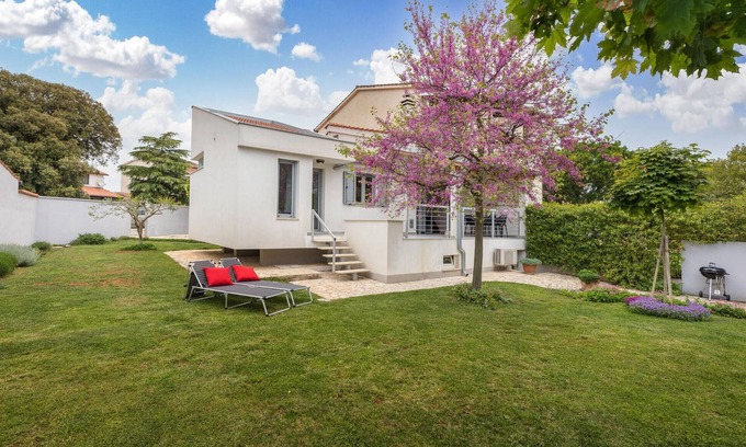Stinjan House | Beautiful home in Stinjan with kitchen