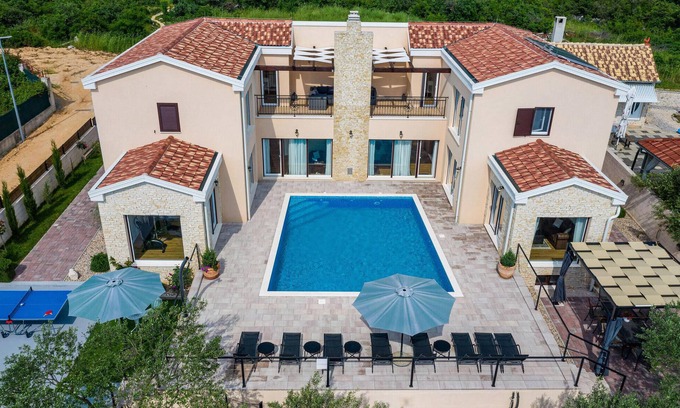 Sukosan House | Beautiful home in Sukosan with sauna