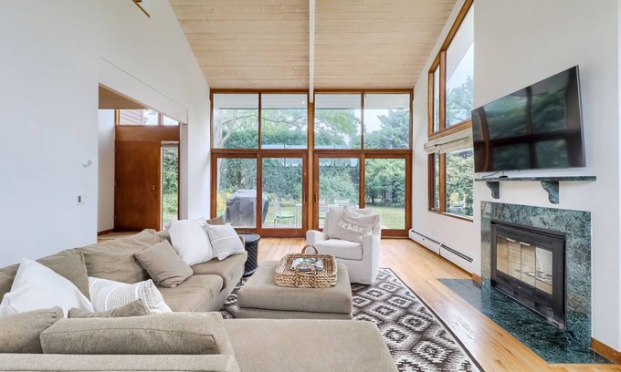 Narragansett Pier House | Beautiful home in the highly desired Narragansett Pier!