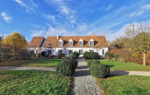 Yevre-la-Ville House | Beautiful Home In Yèvre-La-Ville