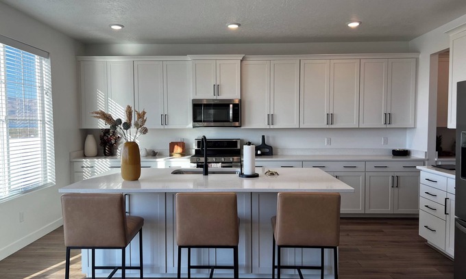 American Fork House | Beautiful home near Thanksgiving Point. Views of Utah Lake, sunrise and sunset