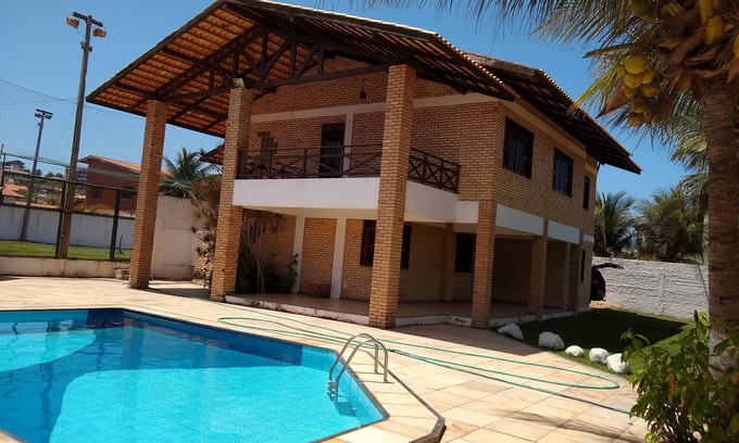 Porto das Dunas House | Beautiful house close to Beach Park with a society field.