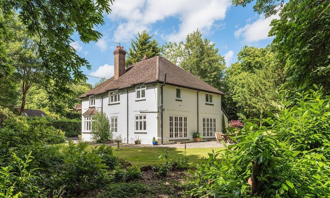 Ford House | Beautiful House set in 1.3 acre Woodland. Nearby Goodwood Events! Dogs Welcome!