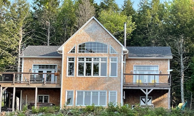 Sheffield House | Beautiful Lakefront Home on Indian Lake
