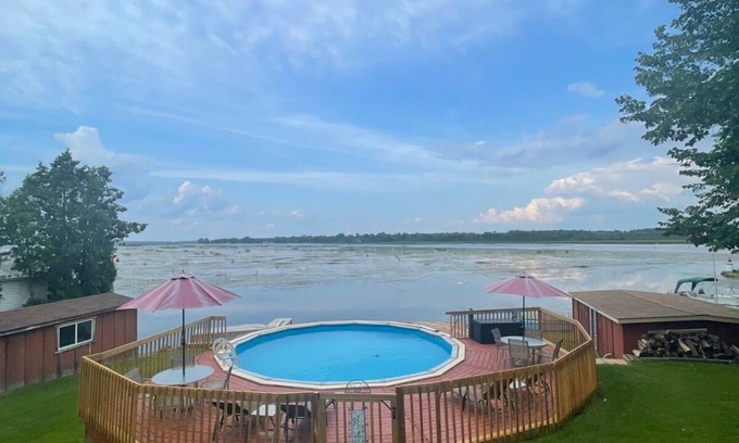 Lindsay Cottage | Beautiful Lake front Cottage With Pool