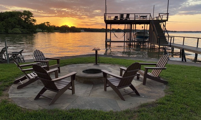 Seven Points House | Beautiful Lakefront 4 BR/5 BA Hideaway w/Huge Yard & Gorgeous View