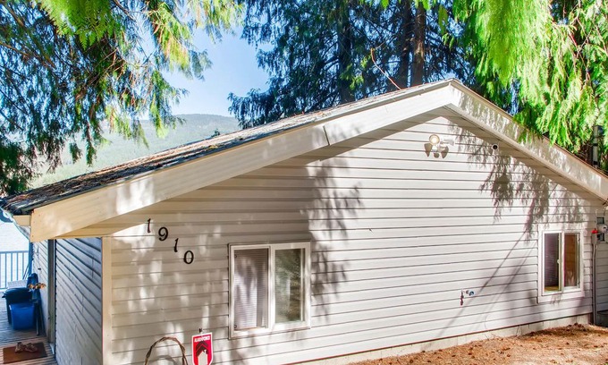 Christina Lake Cottage | Beautiful Lakeside Home with private beach!