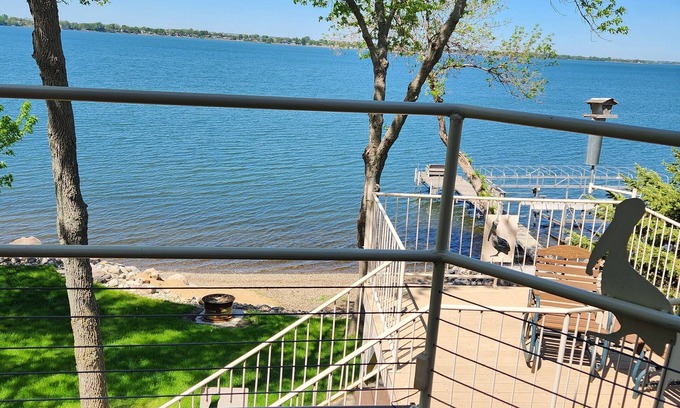 Wentworth House | Beautiful large lake home for a family retreat, have fun by the water!n