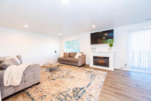 Marylhurst House | Beautiful like new home in a quiet neighborhood