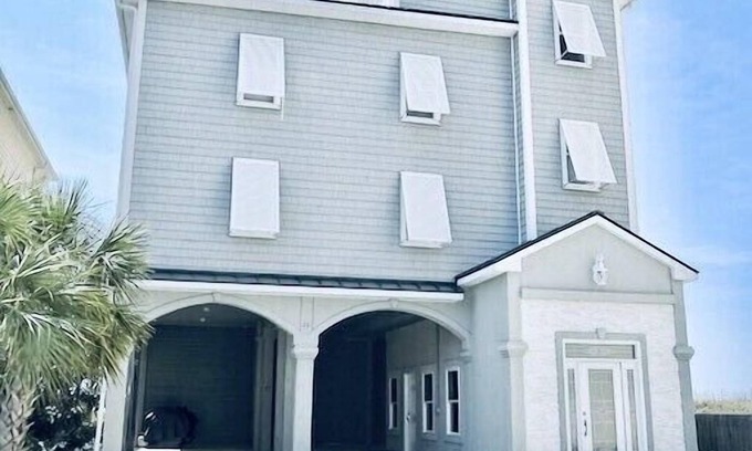 Ocean Isle Beach House | BEAUTIFUL LUXURY OCEANFRONT HOME! Sleeps 25, Elev, pool & rooftop deck. 7B/7B.