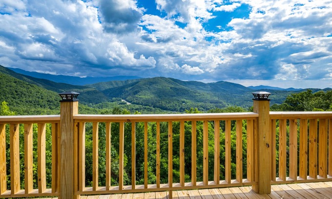 Newport Cabin | Beautiful Mountain View log cabin