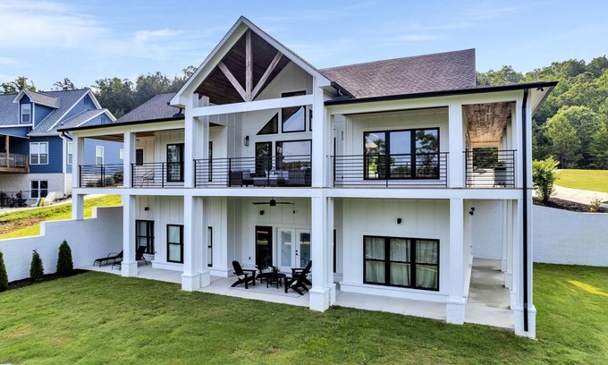 Crane Hill House | ~Beautiful New Home~Gorgeous Lake View~Sleeps 14~Private Dock~
