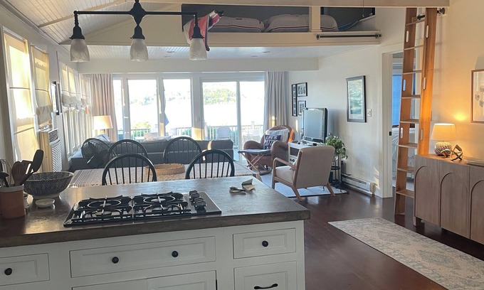 Skaneateles House | Beautiful newly renovated lake cottage near Anyelas Winery. 4 miles from Village