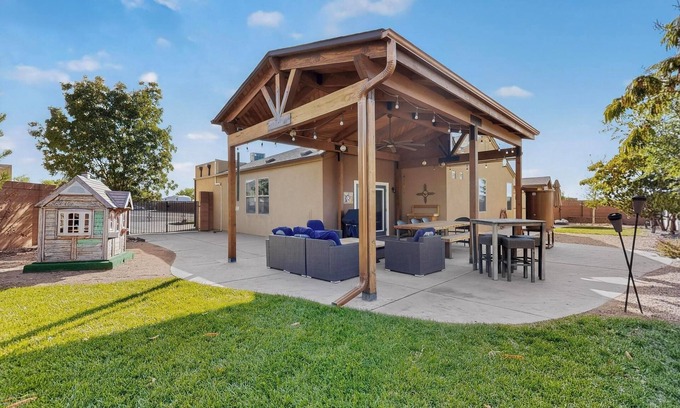 North Valley House | Beautiful North Valley home, garage, yard, BBQ