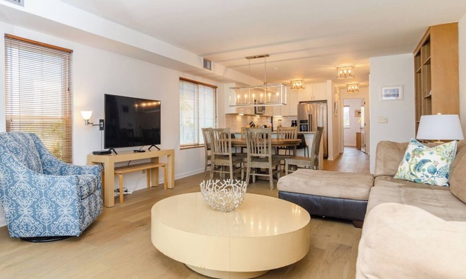 South End House | Beautiful ocean front duplex with private ground floor apartment