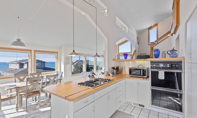 Roads End House | Beautiful Ocean View - Easy Beach Access