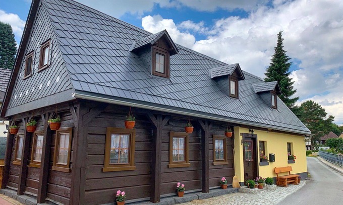 Grossschoenau House | Beautiful private villa for 5 guests with WIFI, hot tub, TV, terrace and pets allowed