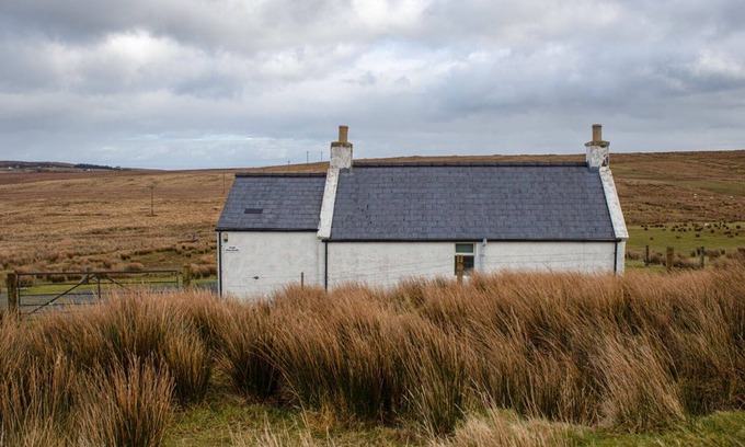 Staffin House | Beautiful private villa for 2 guests with WIFI, TV and parking