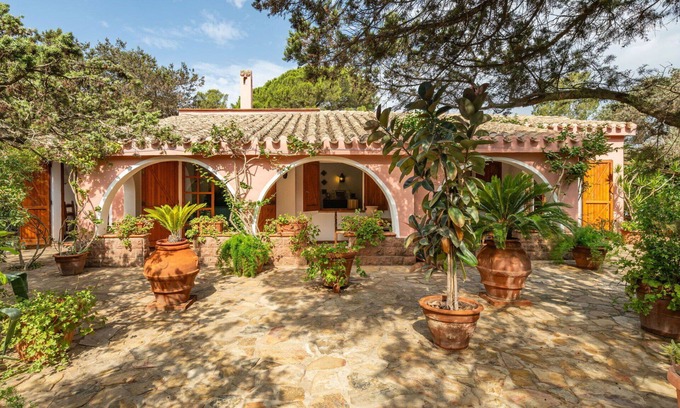 Notteri Villa | Beautiful private villa for 8 guests with A/C, TV, patio and pets allowed