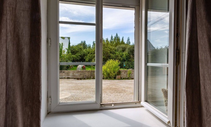 Surville House | Beautiful private villa for 4 people with WIFI, TV and pets allowed