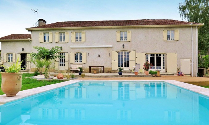 Nassiet Villa | Beautiful private villa for 9 guests with WIFI, private pool, A/C, TV and terrace
