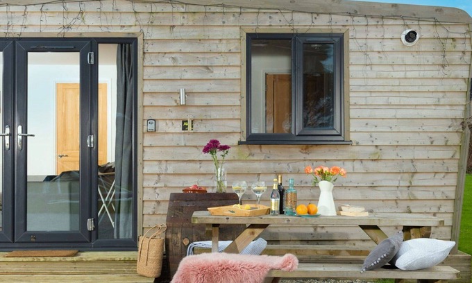 Helford Passage House | Beautiful private villa for 4 people with WIFI, TV, pets allowed and panoramic view