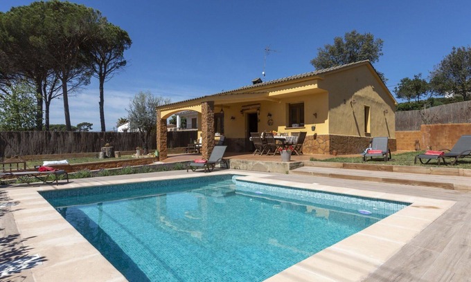 Sils House | Beautiful private villa for 6 guests with WIFI, private pool, TV, balcony, pets allowed and park.