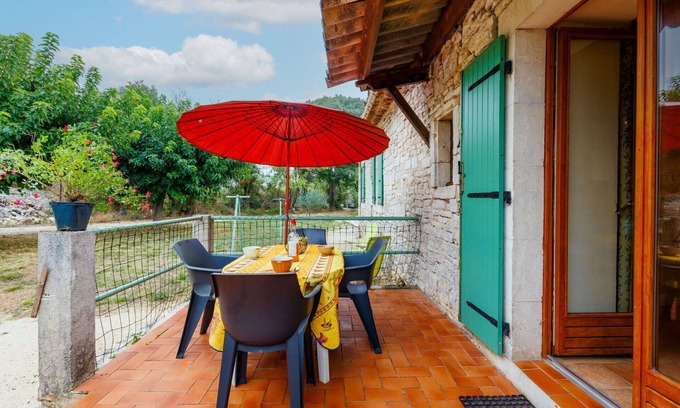 Barjac House | Beautiful private villa for 4 guests with TV, terrace, pets allowed and panoramic view