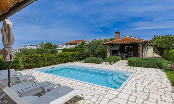 Nova Vas House | Beautiful private villa for 5 people with WIFI, A/C, private pool, TV and terrace