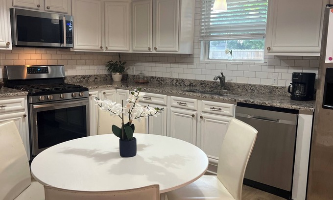 Chalmette House | Beautiful Quaint Home away from home minutes from the French Quarter