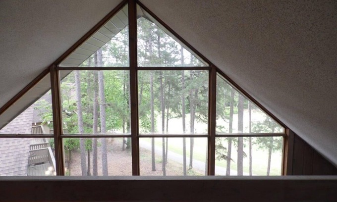 Salem Condo | Beautiful, quaint newly-renovated Keowee Key condo with golf course view!