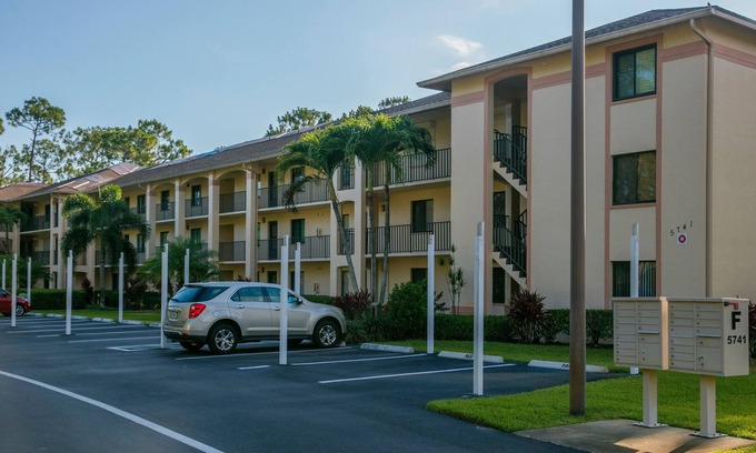 Naples Condo | BEAUTIFUL REMODELED/GOLF COURSE VIEWS/DEAUVILLE LAKE CLUB/3 BEDS/2 BATH