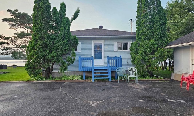 Clarence-Rockland Cottage | Beautiful riverfront cottage with dream views