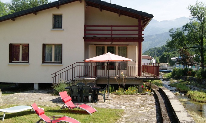 Aston House | Beautiful riverside house with large grounds (WiFi)