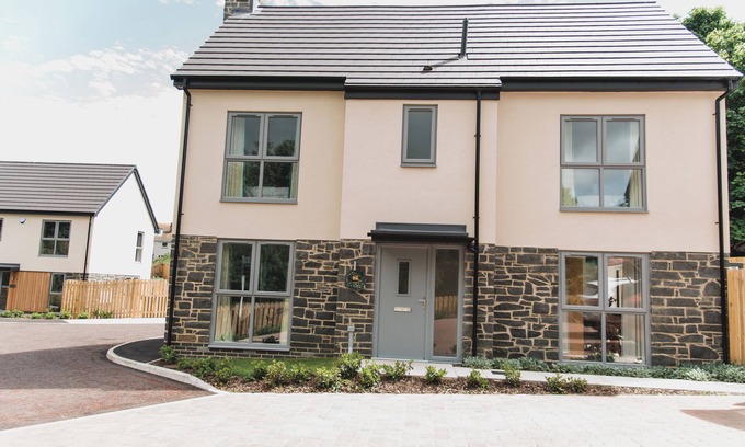 Dunstan House | Beautiful seaside home, sea 400m, pub and coastal path. Sleeps 8. Pet friendly!