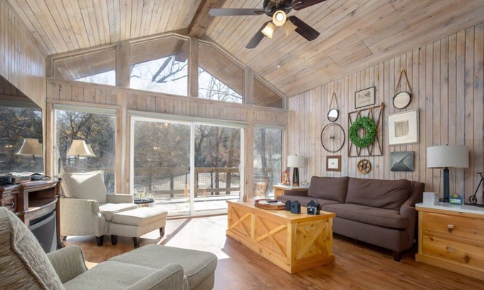 Davis House | Beautiful Secluded Log Home with hot tub for up to 10 guests