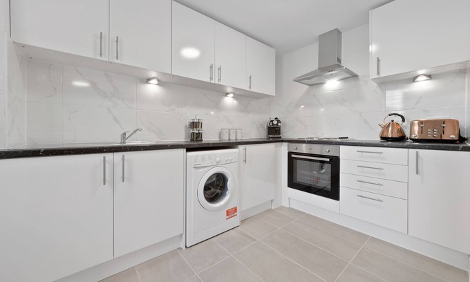 Penge Apartment | Beautiful Serviced Room Crystal Palace London Se20