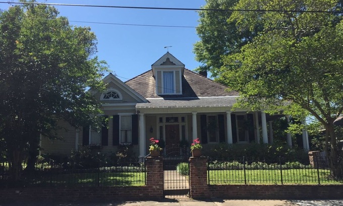 Natchez House | Beautiful, spacious center of Natchez - your home away from home