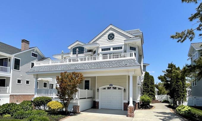 Avalon House | Beautiful spacious Southend home is only 1 1/2 blocks to the beach.