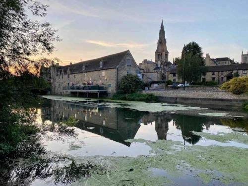 Stamford House | Beautiful Stamford Townhouse with River Views
