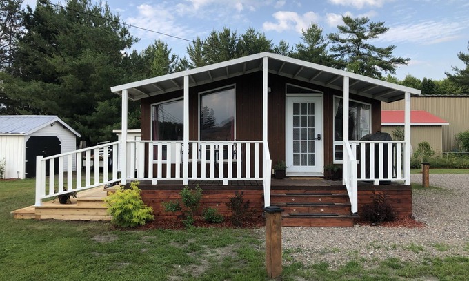 Mansfield-et-Pontefract Ski Chalet | Beautiful Tiny House with all amenities