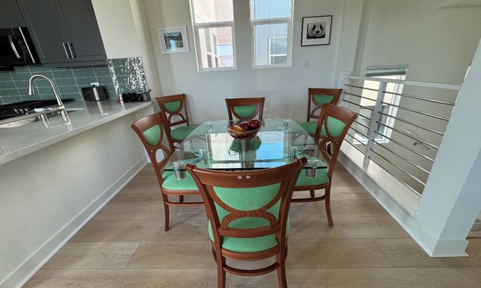 Ventura House | Beautiful Townhome a short walk to beach and downtown with stunning Island views