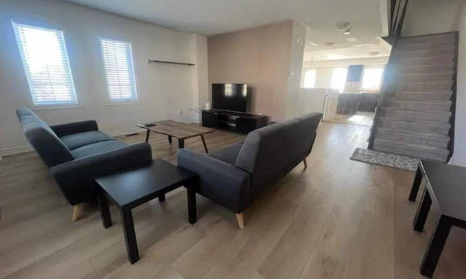 Whitby House | Beautiful townhome located in Whitby with 3 beds and 2.5 bathrooms.