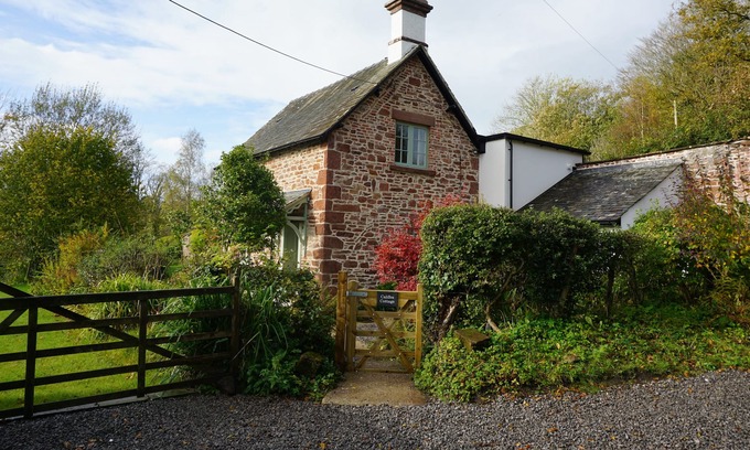 Holmrook Cottage | Beautiful, traditional sandstone cottage; 20 mins - Scafell Pike; 5 mins - beach