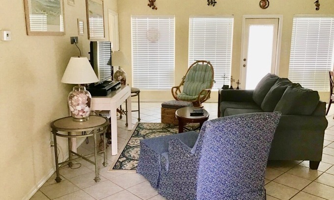 Laguna Vista Villa | Beautiful View of the Pond-20GH