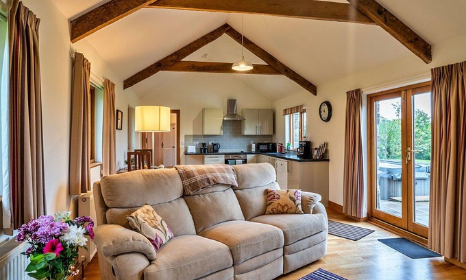 Liskeard House | Beautiful villa for 2 people with hot tub, WIFI and pets allowed