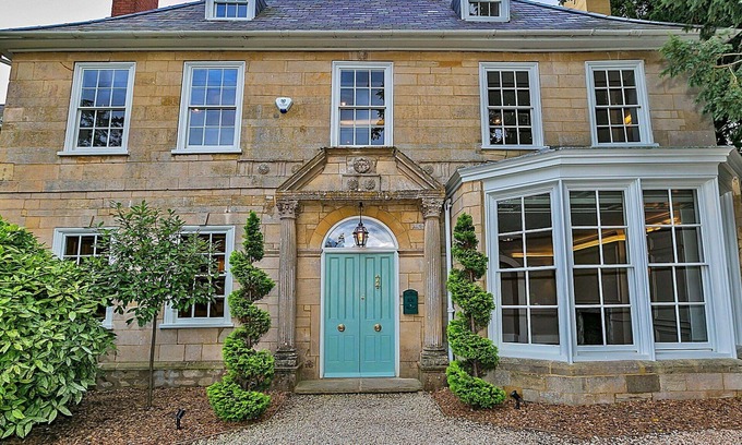 Yardley Gobion House | Beautiful villa for 17 guests with WIFI, hot tub, terrace and pets allowed
