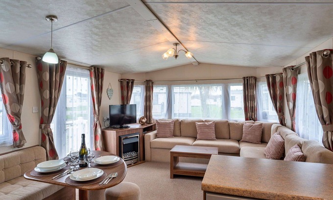 Helston House | Beautiful villa for 6 guests with pool, WIFI, terrace and pets allowed