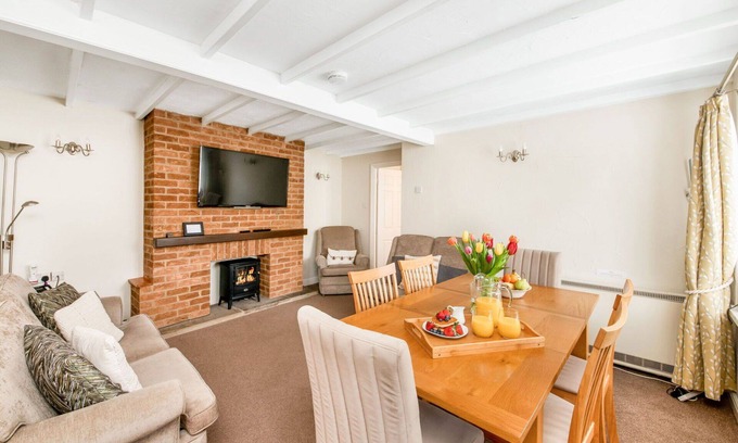 Thirsk House | Beautiful villa for 6 guests with hot tub, WIFI, pool and terrace